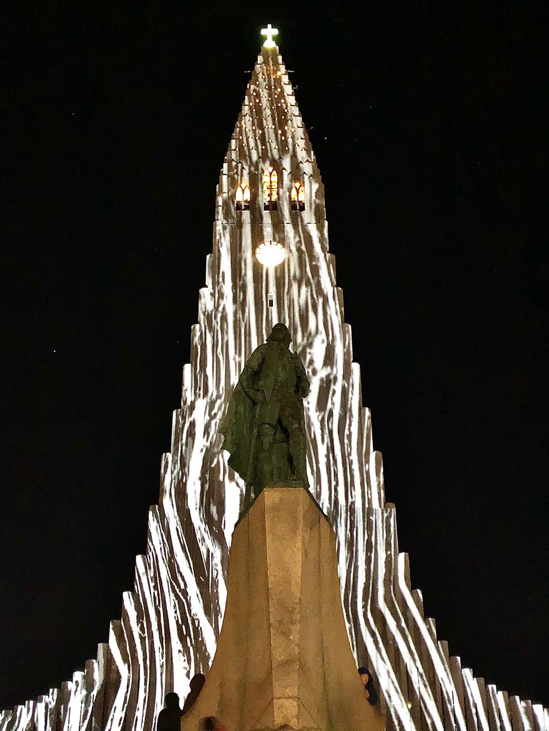 Statue of Leifur Eiriksson in front of Hallgrimskirkja church